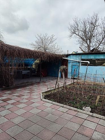 с гаража: Продаётся частный дом с большим ухоженным двором и садом. Основные — 4