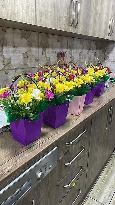 цветы на 8 марта: Подарочные цветочные композиции в коробках-сумочках. - Формат — 1