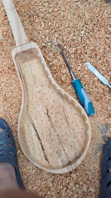 Гитары: Оруктон жасалган комуздар жана кылкыяктар сатылат, уста озу комузчу — 14