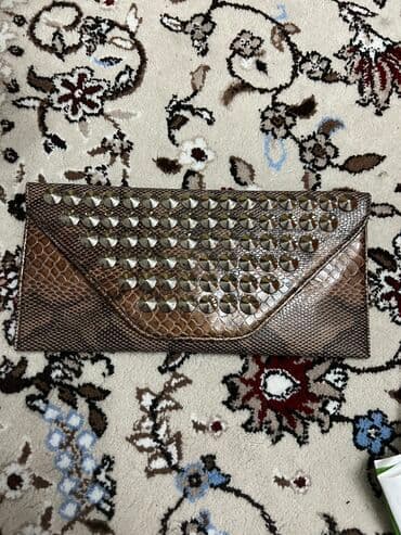 продаю золотые кольца: Сумочки клатчи с ремешками. Новые! Были куплены для образов, по итогу — 2