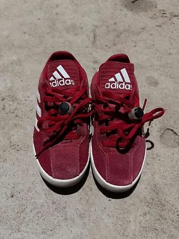 мужской шорты: Детские кроссовки Adidas Copa красного цвета с верхом из замши. Модель — 1