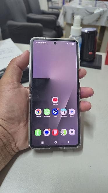 телефон для авто: Samsung Galaxy Z Flip7, Б/у, 256 ГБ, цвет - Серый, 1 SIM, eSIM — 2