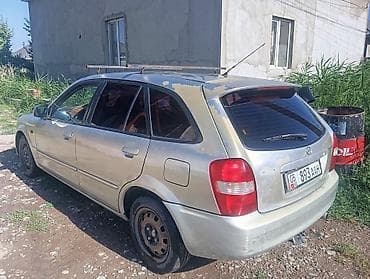 Унаа: Mazda 323: 2000 г., 1.6 л, Кол менен иштөөчү, Бензин, Хетчбек — 4