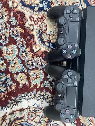 sony playstation 4 pro купить: PlayStation 4 Pro (черная) + 2 оригинальных беспроводных геймпада — 2