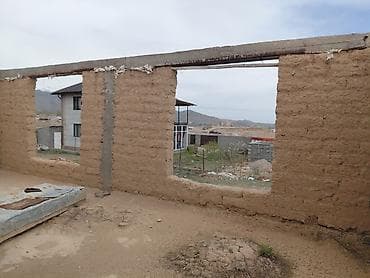 көчмө үйлөр: Недостроенный одноэтажный дом из самана/кирпича-сырца на ленточном — 7