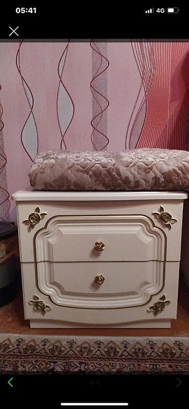 спальный гарнитур королевский: Спальный гарнитур в классическом стиле с золотистым декором. Состав — 1