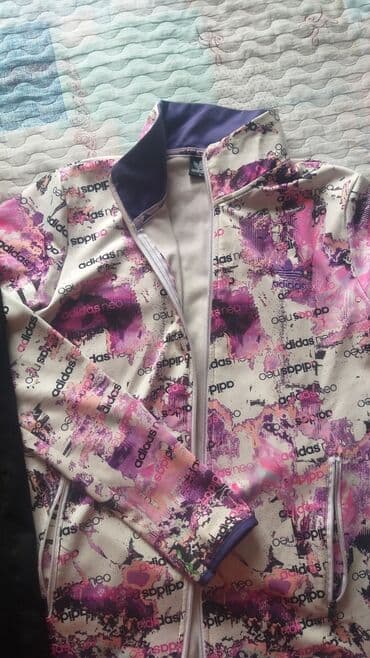 Спортивный костюм с начёсом ( легкий) покупала за 4 000 сом отдам за