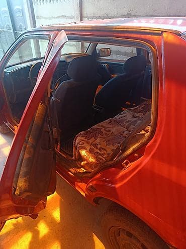 Унаа сатуу: Volkswagen Vento: 1993 г., 1.8 л, Кол менен иштөөчү, Бензин, Седан — 3