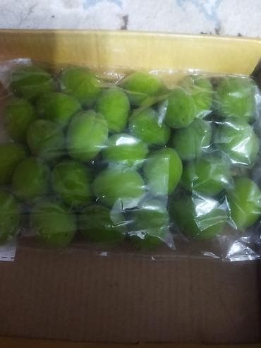 неспелый абрикос: Свежие зелёные абрикосы( урюк) в вакуумной упаковке. 100с за 300гр - — 1