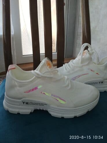 Кроссовки .
Размер 35.
Женские