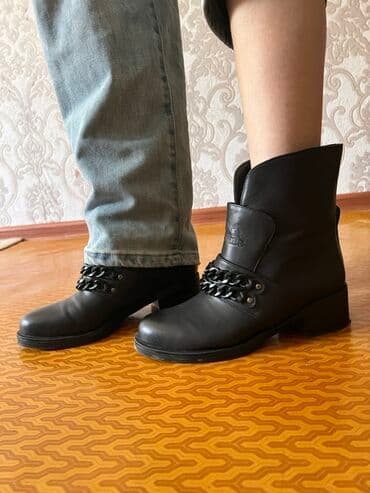брендовая мужская одежда бишкек: Женские черные ботинки с декоративной цепочкой на щиколотке. Обувь — 3