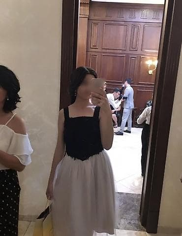 Платье-коктейль двухцветное. - Силуэт: расклёшенная юбка чуть ниже — 1