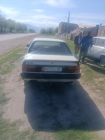 боковой тырмоо: Audi 100: 1984 г., Седан — 4