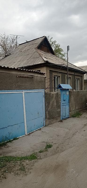 Продаю дом - Отдельное помещение с окнами ПВХ и большим столом для