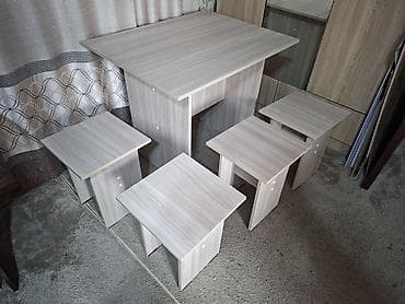 study table: Продаю новый кухонный стол с 4 табуретами. размер стола 90см на 70см — 6