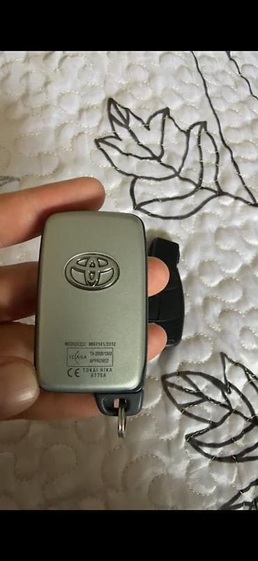 ключи от машин: Ключ Toyota Б/у, Оригинал — 2
