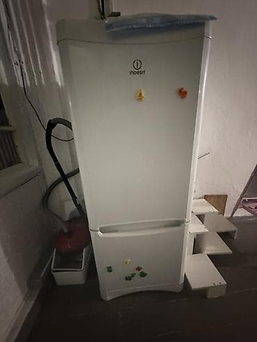 Бытовая техника: Холодильник Indesit, Б/у, Двухкамерный — 1