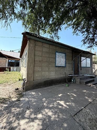 Кыймылсыз мүлк: 🏡 Продается дом в Сокулуке! 📍 Всего 200 метров от трассы! 🏠 Площадь — 3