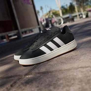 Босоножки, сандалии, шлепанцы: Adidas. СТИЛЬНЫЕ И УНИВЕРСАЛЬНЫЕ КРОССОВКИ С БЕЗОШИБОЧНО УЗНАВАЕМЫМ — 3