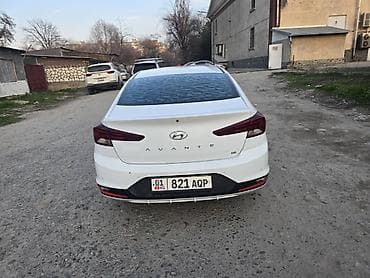 sprinter cdi: Белый 4-дверный седан класса C с динамичным профилем и покатой линией — 5