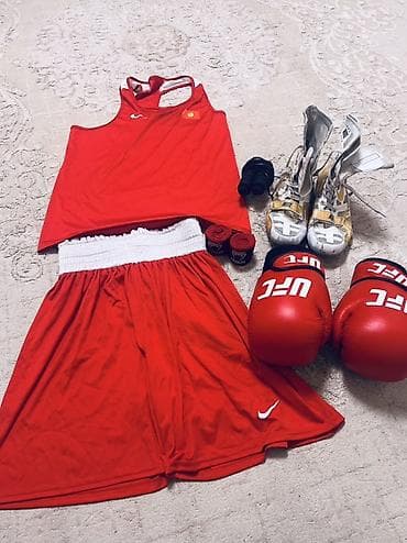 б ют: Комплект для бокса/кикбоксинга (красный) Состав набора: - Боксерские — 1