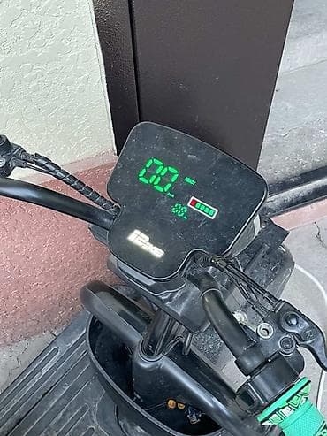 Электрический трёхколёсный скутер (eBike) с двумя сиденьями и бортовым
