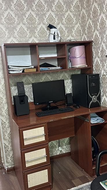 стол кухиний: Компьютерный стол, Б/у, С полками — 2