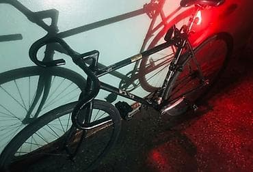 Фикс‑байк (fixed gear) черного цвета - Легкая стальная рама с