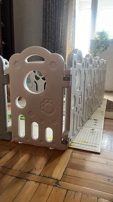 Состояние: как новое. Детский манеж светло-серого цвета, состоящий из — 1