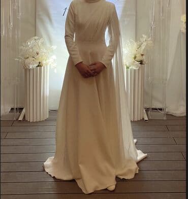 индийский сари: Элегантное длинное платье в кремовом оттенке с закрытым воротом и — 1