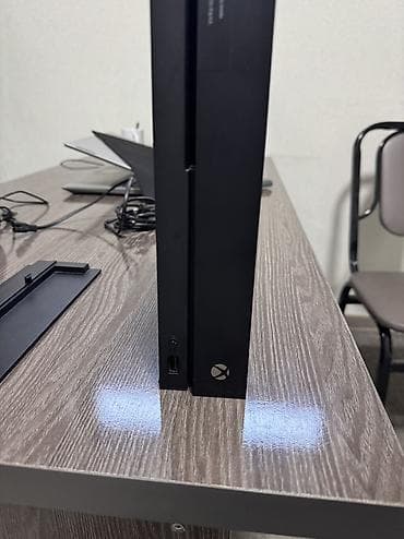 меняю варианты: Xbox one x идеальное состояние, Без проводная зарядка Все работает — 3