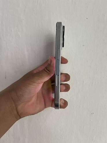 IPhone 16 Pro, Б/у, 256 ГБ, Серебристый, Защитное стекло, Чехол, Кабель, 88 % — 2