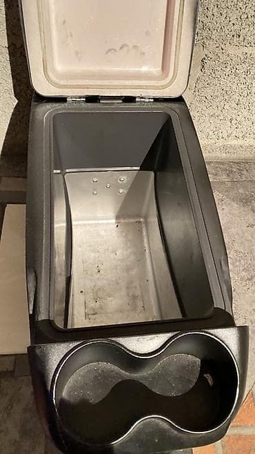 Автомобильный термоэлектрический холодильник-органайзер Убрали из за — 1