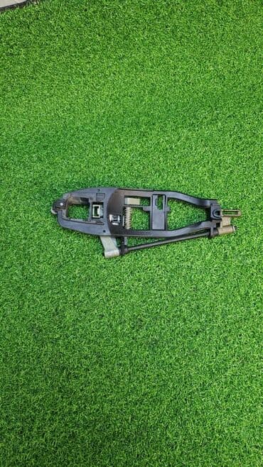 e46: Кронштейн ручки левой двери Кузов наружные элементы Оригинальный номер — 2