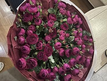Пышный букет кустовых роз насыщенного фуксийного оттенка