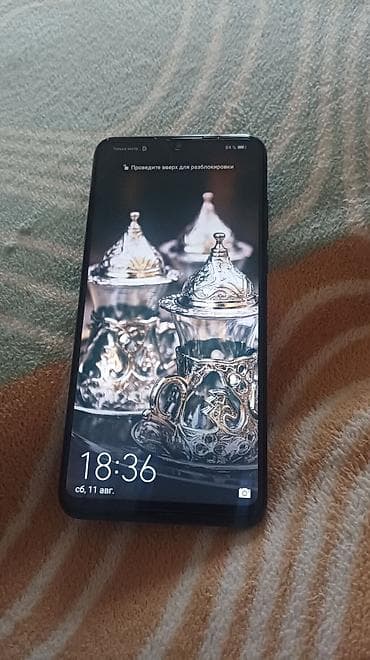 Смартфон с безрамочным экраном и вырезом-каплей под фронтальную