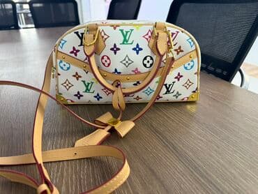 сумка женская большая брендовая: Сумка через плечо с короткими ручками, белая с фирменным разноцветным — 1