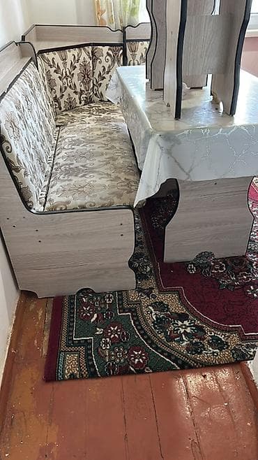 Ашкана бурчтары: Кухонный уголок с обеденным столом и двумя табуретами. Б/у цена3000 - — 1