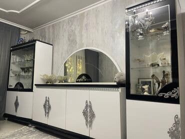 Гостиный гарнитур в классическом стиле: комод с большим зеркалом и две