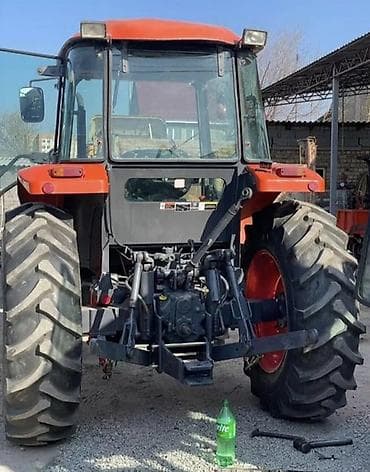 тракторы погрузчик: Трактор колесный с кабиной и навесным плугом - Марка/серия: на капоте — 2