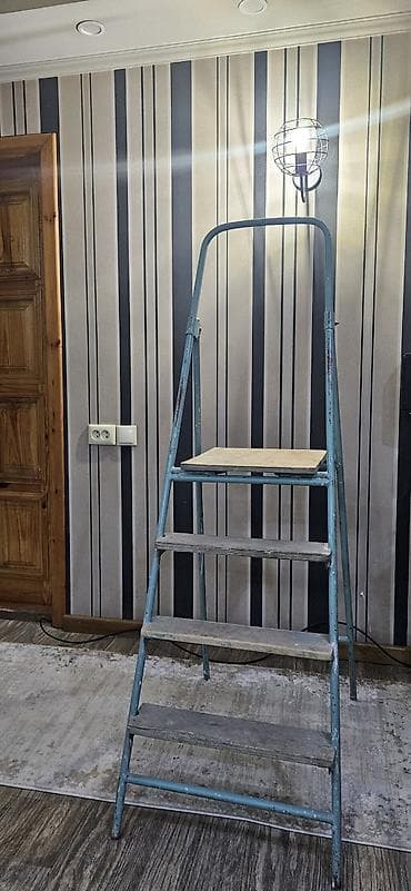Складная стремянка-лестница, Материал: Металл, Для дома, Высота: До 2 м