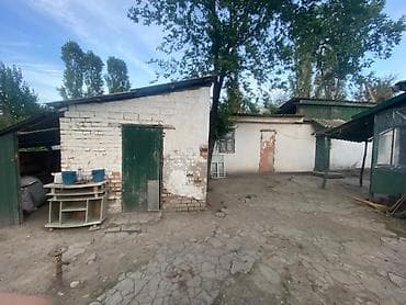 недвижимость дома: Продается дом с большим двором и хозяйственными постройками. Основные — 7