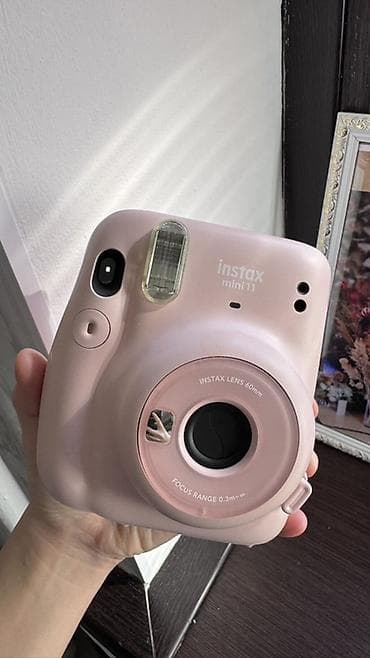 FUJIFILM Instax mini 11 — мгновенная камера в нежно‑розовом цвете. В
