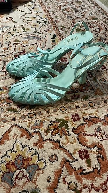 пряжка: Женские босоножки на каблуке, из Италии. - Бренд: Oujet (маркировка — 1