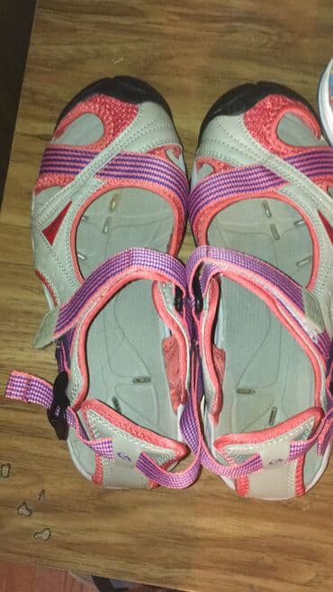 где можно продать старые вещи в бишкеке: В связи с отъездом продаётся НОВАЯ и ПОЧТИ НОВАЯ обувь (всего 1 раз — 8