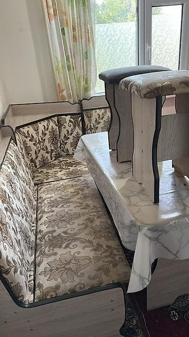 Ашкана бурчтары: Кухонный уголок с обеденным столом и двумя табуретами. Б/у цена3000 - — 2