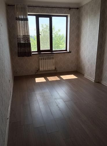 Сдается светлая комната с большим окном и батареей отопления. Пол —