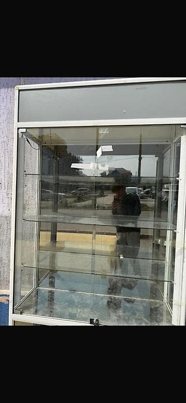 Витрины: Торговая витрина из стекла с алюминиевым профилем - Формат: напольная — 2