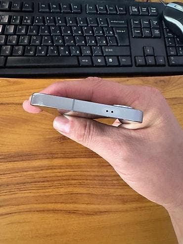 Apple iPhone: Samsung Galaxy S25 — 2