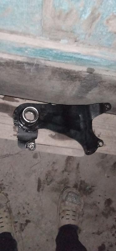 Автохимия: Кронштейн/крепление с сайлентблоком (автозапчасть) - Материал: сталь — 1